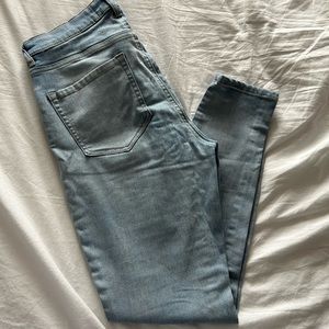 LIGHT WASH SKINNY JEANS